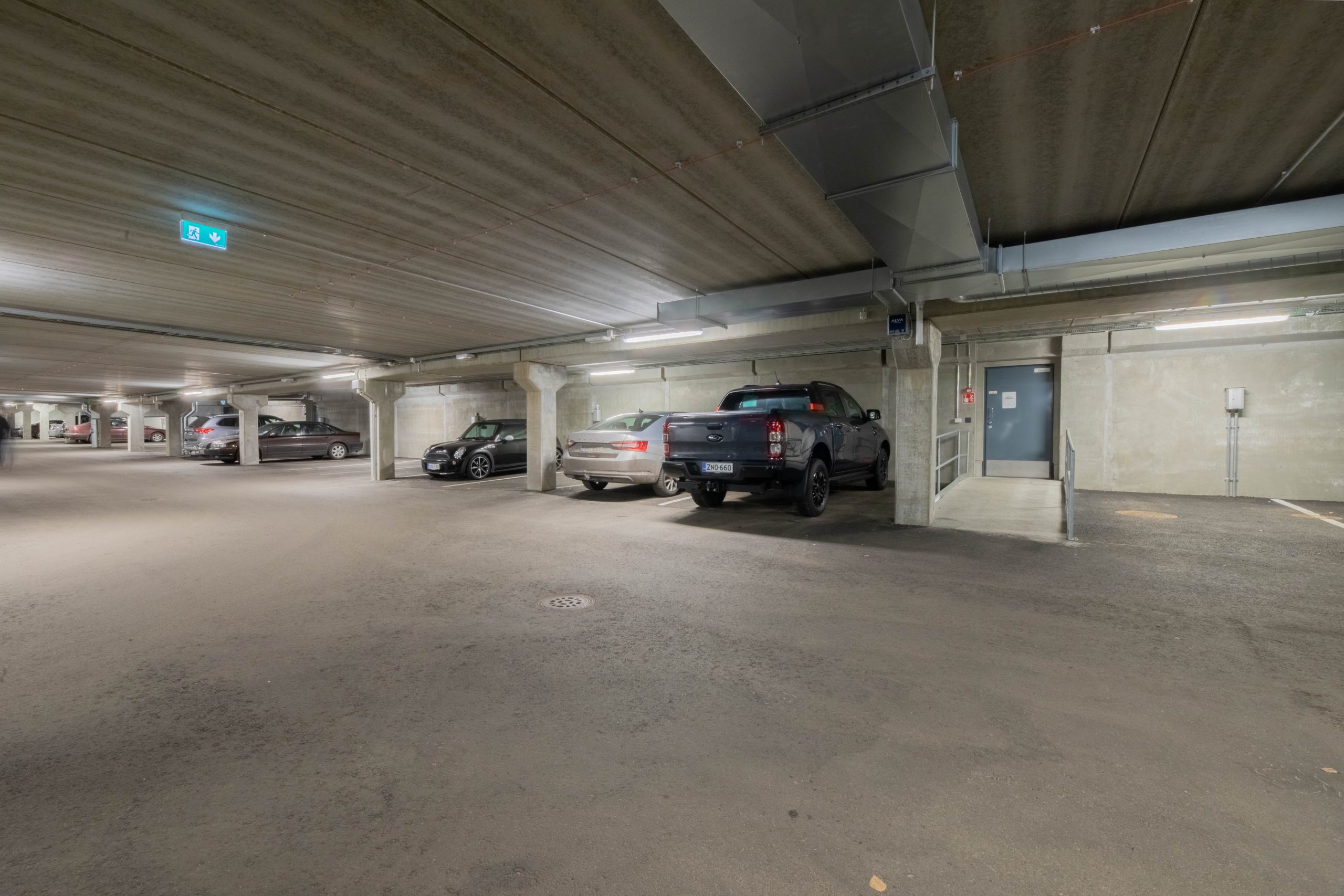 Saunallisissa asunnoissa omat parkkihallipaikat ja ympärillä runsaasti parkkitilaa myös isoille autoille - Vuokrakaista
