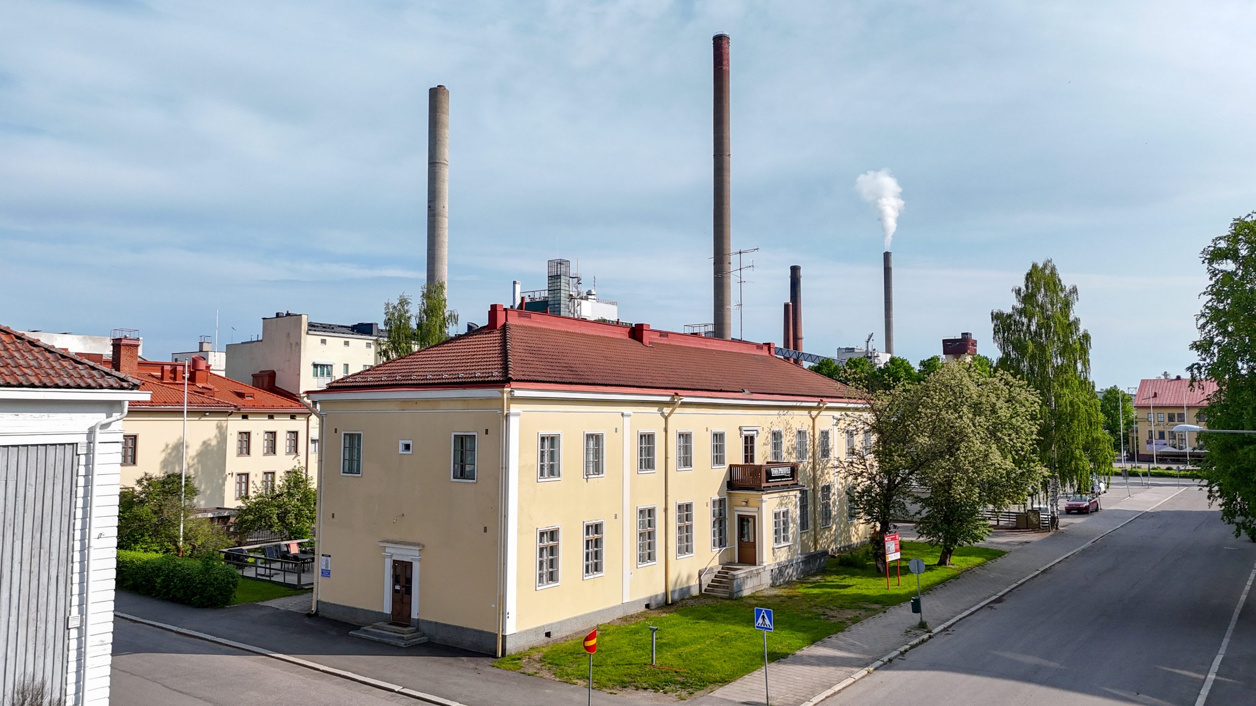 Vanha Postitalo, Wahlinkatu 8, 17 möblerade lägenheter