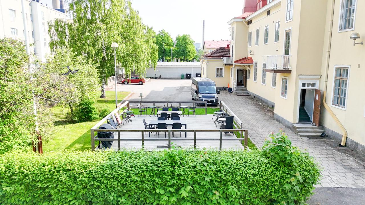 Paljon parkkipaikkoja, myös isoille autoille - Vuokrakaista